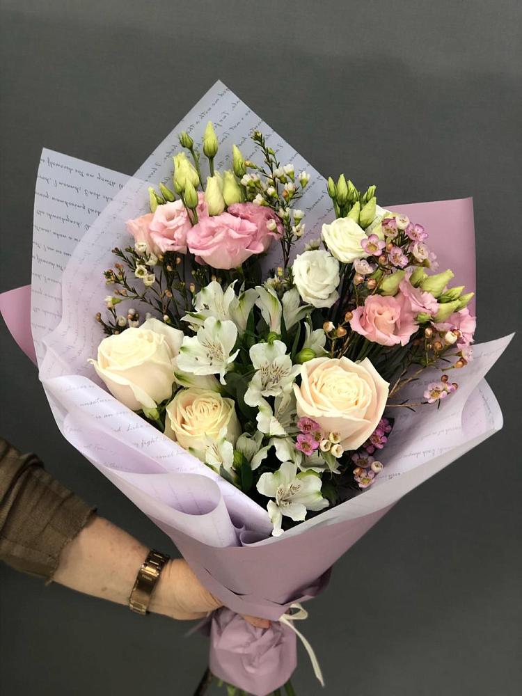 Букет цветов из: Альстромерии, Розы и Лизиантусы в Каменномостском