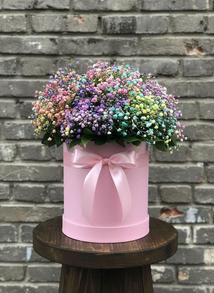 Цветочная композиция из Гипсофила и Розы в шляпной коробке в Каменномостском
