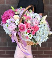 Композиция солнечный день в Каменномостском Цветочная композиция из Розы, Хризантемы, Пионы и Лизиантусы в корзине в Каменномостском