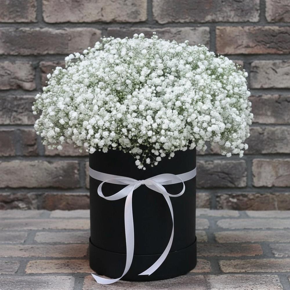 Цветочная композиция из Гипсофила в шляпной коробке в Каменномостском