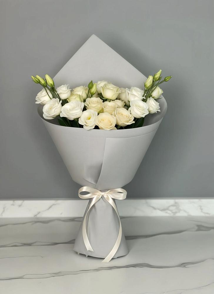 Букет цветов из: Розы и Лизиантусы в Каменномостском