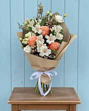 Букет цветов из:  Альстромерии, Лизиантусы, Розы и Хризантемы в Каменномостском