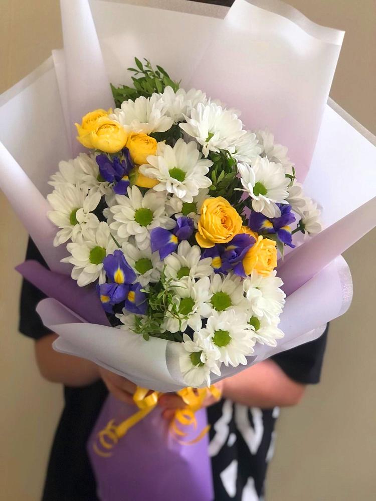 Букет цветов из: Ирисы, Хризантемы и Розы в Каменномостском