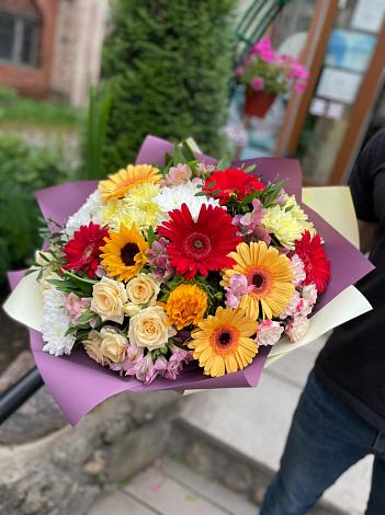 Букет цветов из: Герберы, Ромашки, Хризантемы, Розы и Подсолнухи в Каменномостском
