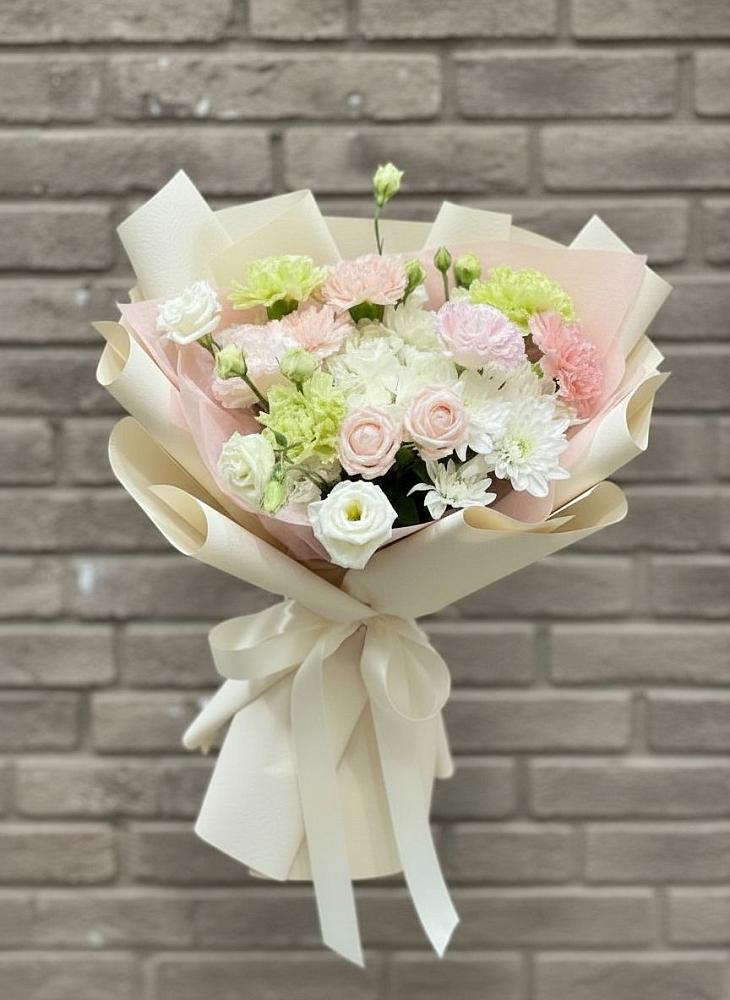 Букет цветов из: Гвоздики, Розы, Лизиантусы и Хризантемы в Каменномостском