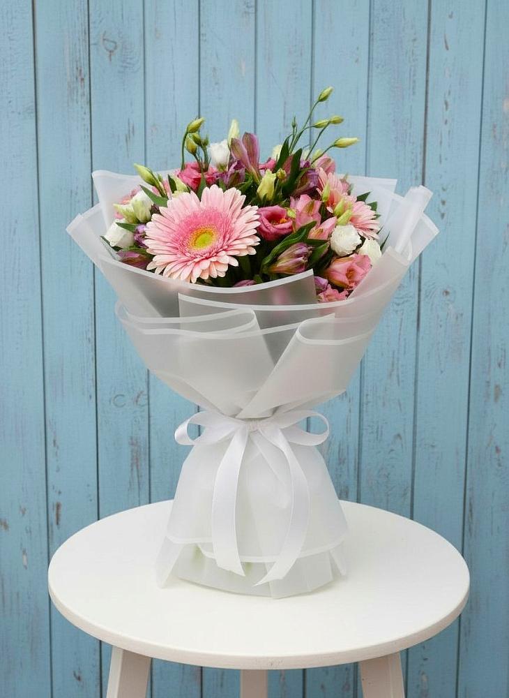 Букет цветов из: Герберы, Альстромерии и Лизиантусы в Каменномостском