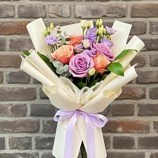 Букет цветов из:  Лизиантусы и Розы в Каменномостском