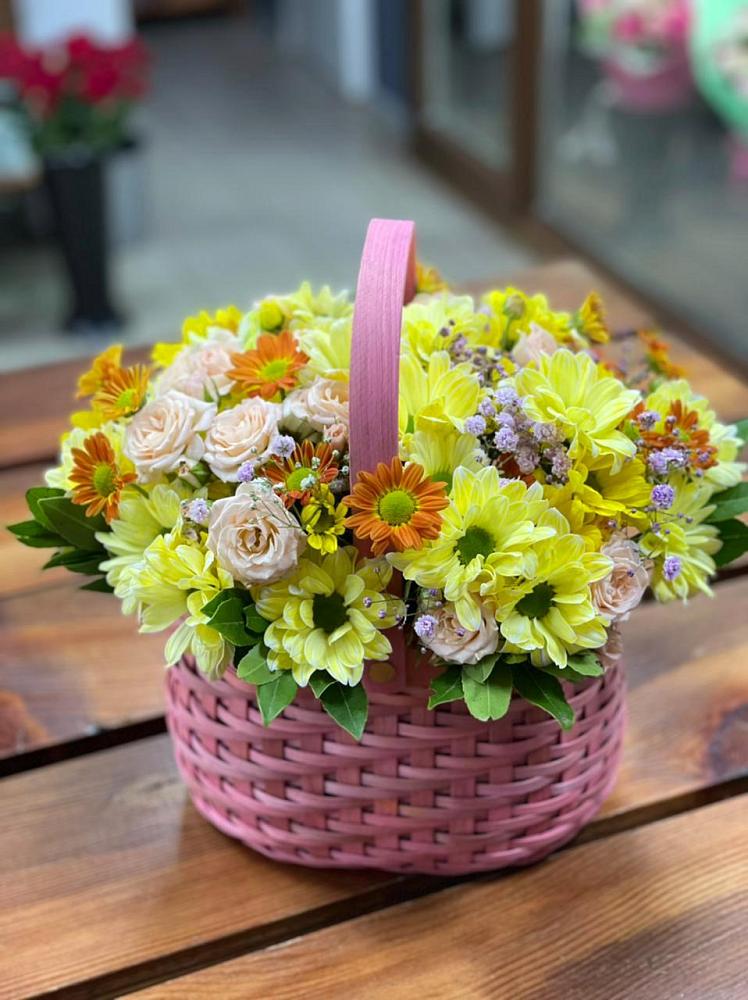 Цветочная композиция из Хризантемы и Розы в корзине в Каменномостском