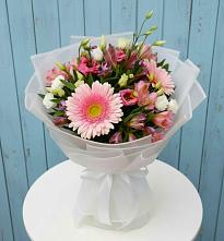 Букет цветов из:  Герберы, Альстромерии и Лизиантусы в Каменномостском