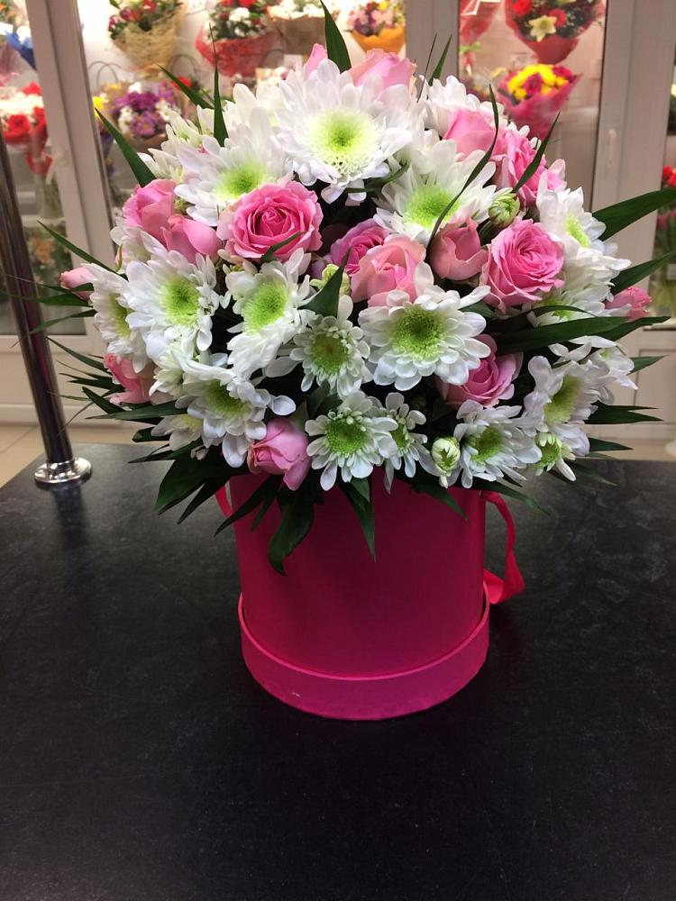 Цветочная композиция из Розы и Хризантемы в шляпной коробке в Каменномостском