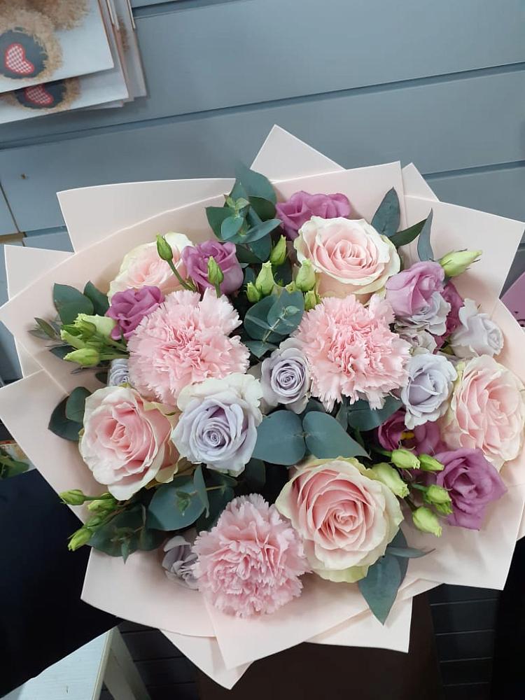 Букет цветов из: Розы, Гвоздики и Лизиантусы в Каменномостском