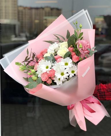 Букет цветов из: Розы, Лизиантусы и Хризантемы в Каменномостском