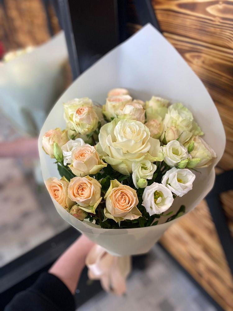 Букет цветов из: Розы и Лизиантусы в Каменномостском